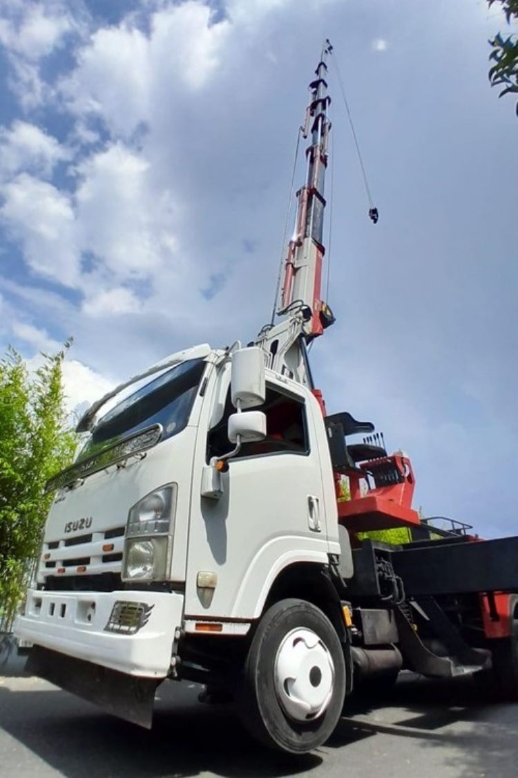 Satılık 10 Tonluk Vinç Isuzu Npr 3D Kamyon Üzerinde