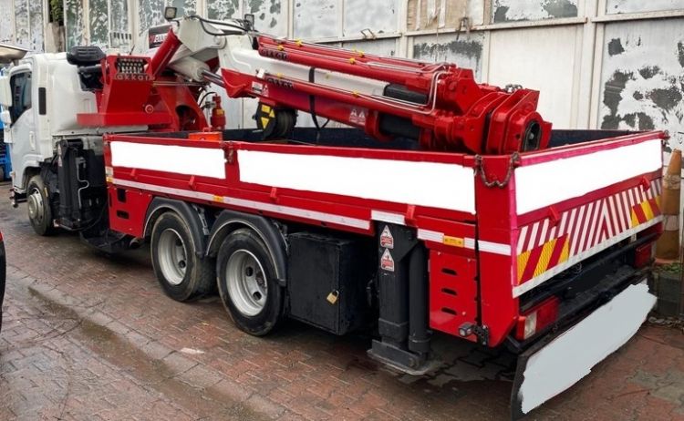 Satılık 10 Tonluk Vinç Isuzu Npr 3D Kamyon Üzerinde